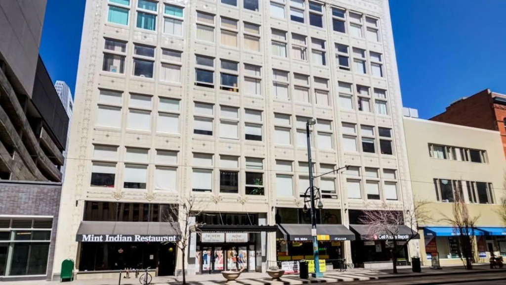 Comfortable 1BR Apt in historic Downtown building