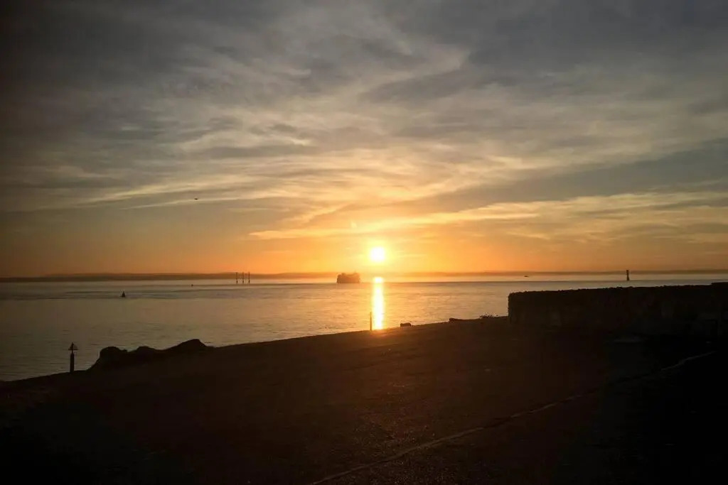 Bright, character 3 bed Apartment: 7 mins walk to sea