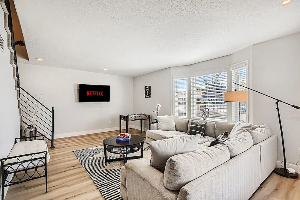 Lux life! Central location for business or play