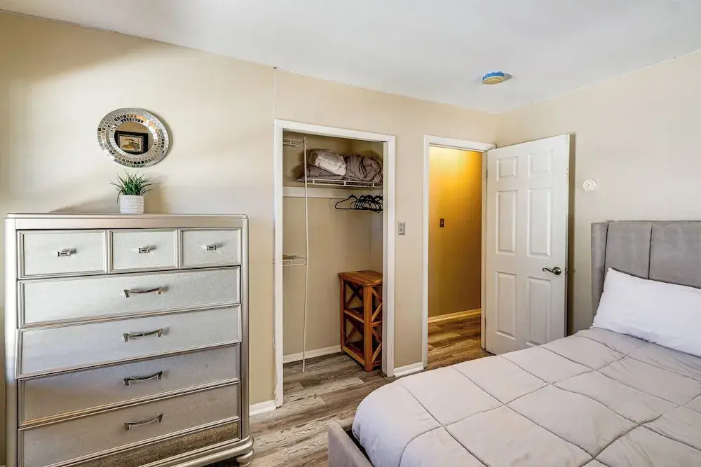 Commute to Alexandria & DC: Home w/ Shared Yard