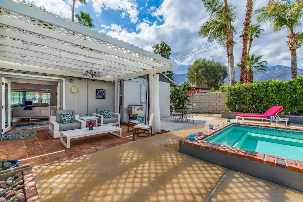 Palm Springs Glamour Three Bedroom House