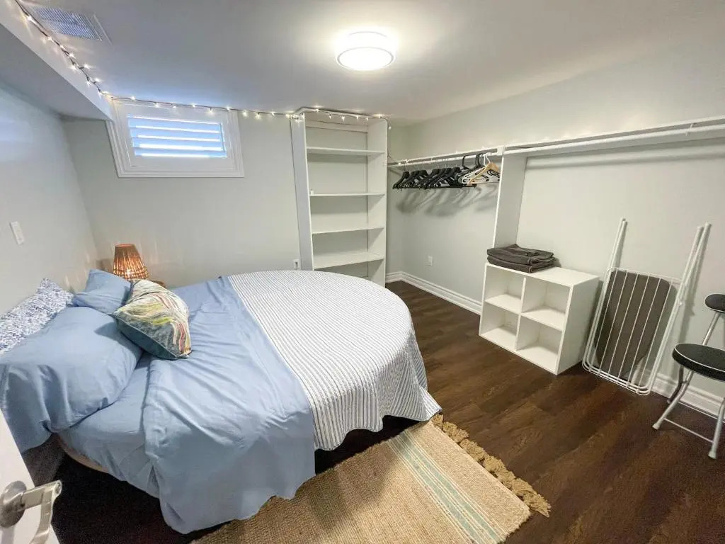 Spacious & Renovated 1BD Suite w/parking