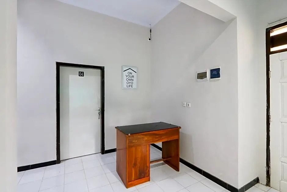 OYO Living 3187 Kost Putri Bu Chris