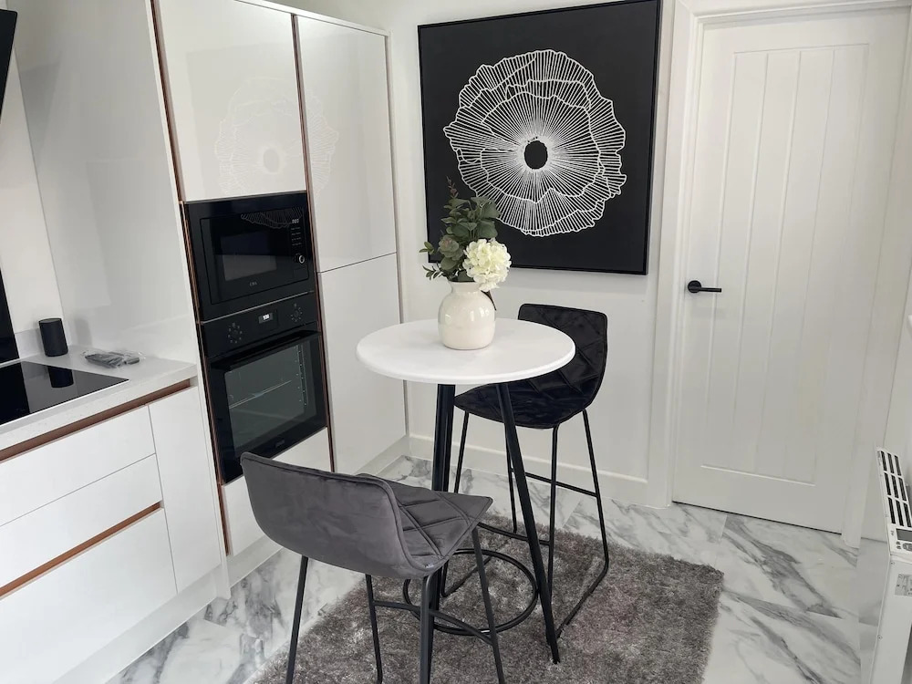 Modern-luxury 1bedroom-ensuitebathroom-garden-wifi