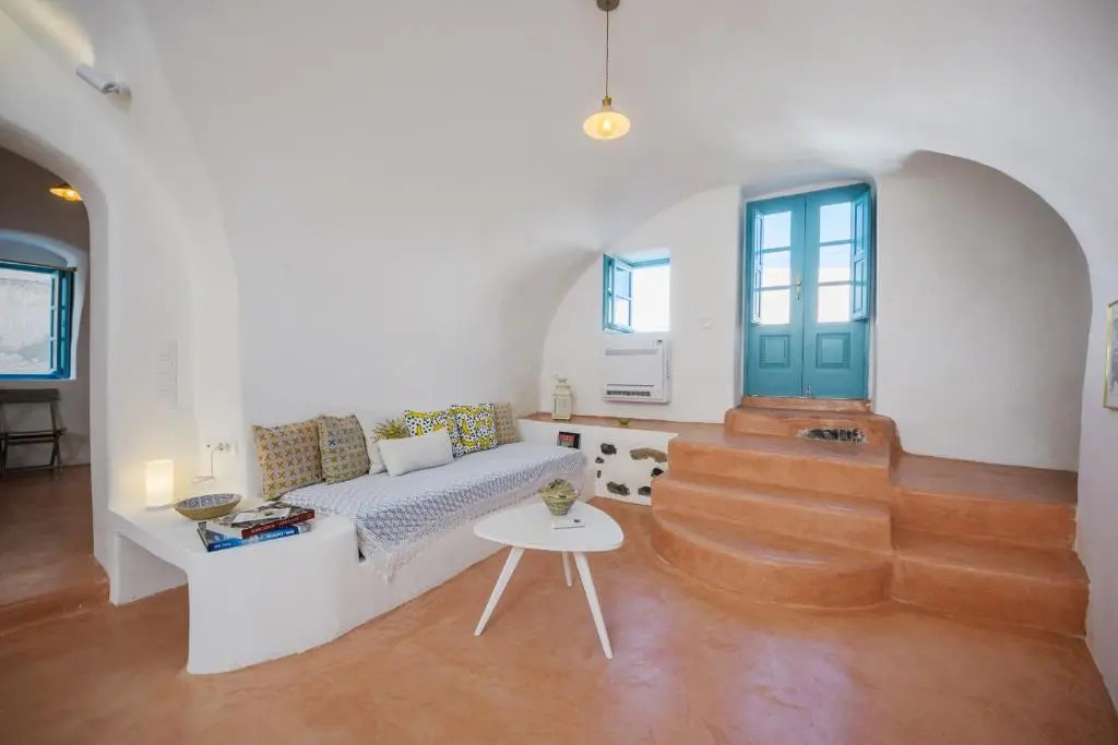 Santorinio Yellow House