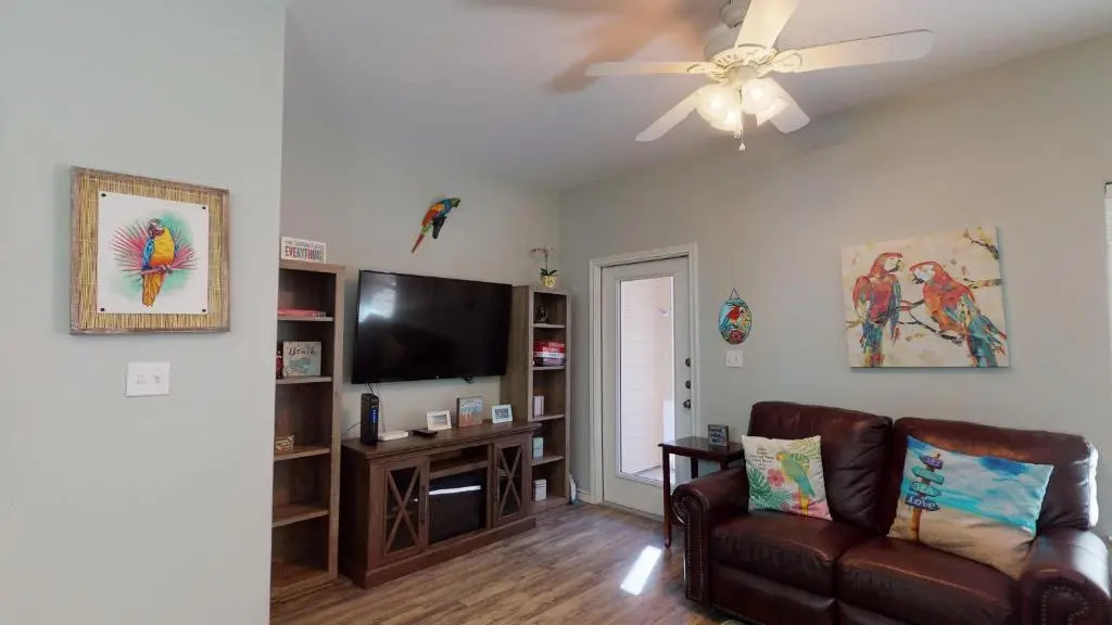 BC202 Funky Parrot, Heated Saltwater Pool, Short Walk to Beach, Gameroom