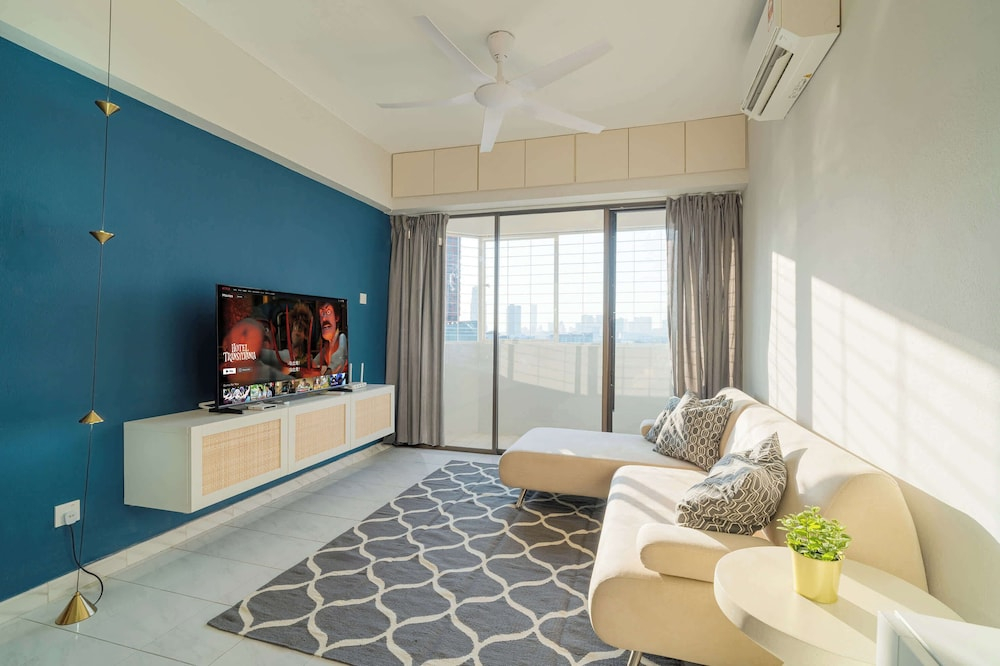 Stylish 3BR Stay Near Gurney Drive, Free Parking