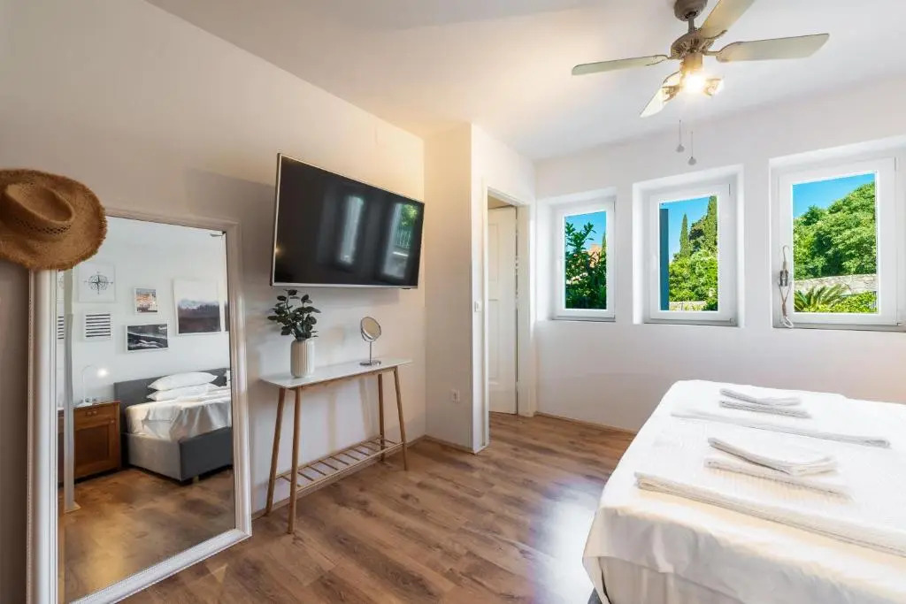 Apartment Near Old Town, FREE Parking & Huge Garden