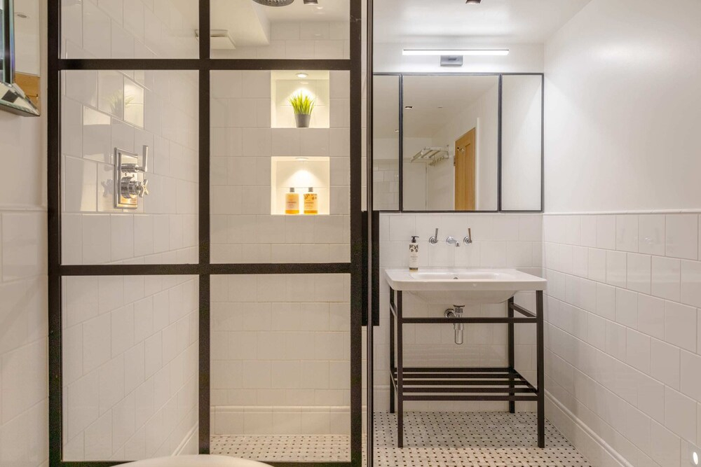 Sleek & Stylish 2BD Flat - Warren Street