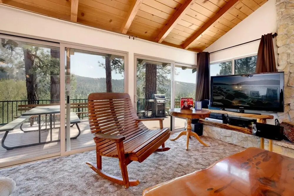 1772-scenic Retreat 2 Bedroom Home by RedAwning