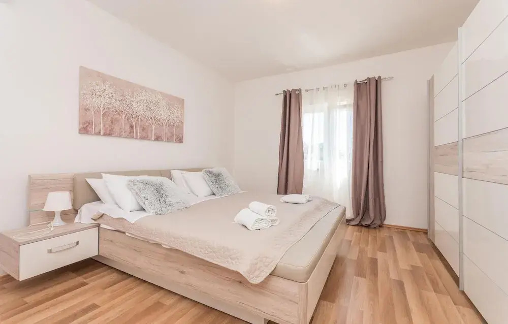 Beautiful Home in Nadin With 5 Bedrooms, Wifi and Outdoor Swimming Pool