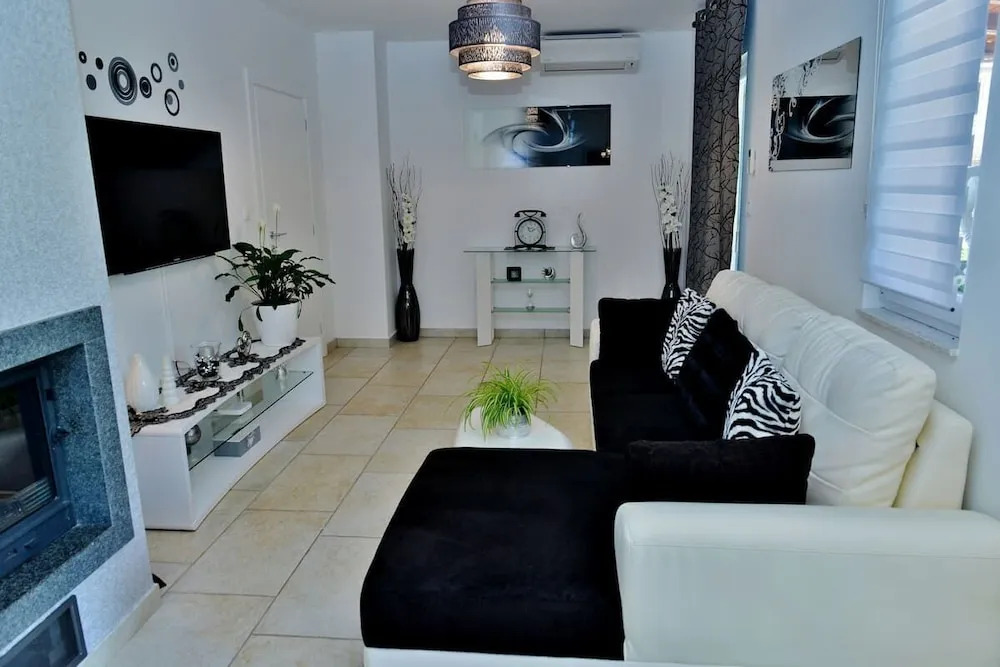 Villa Doris With Heated Pool gym and Kids Playground