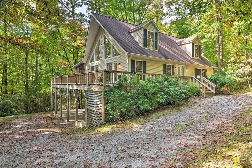 2 Mi to Sapphire Resort: Home w/ Hot Tub & Games