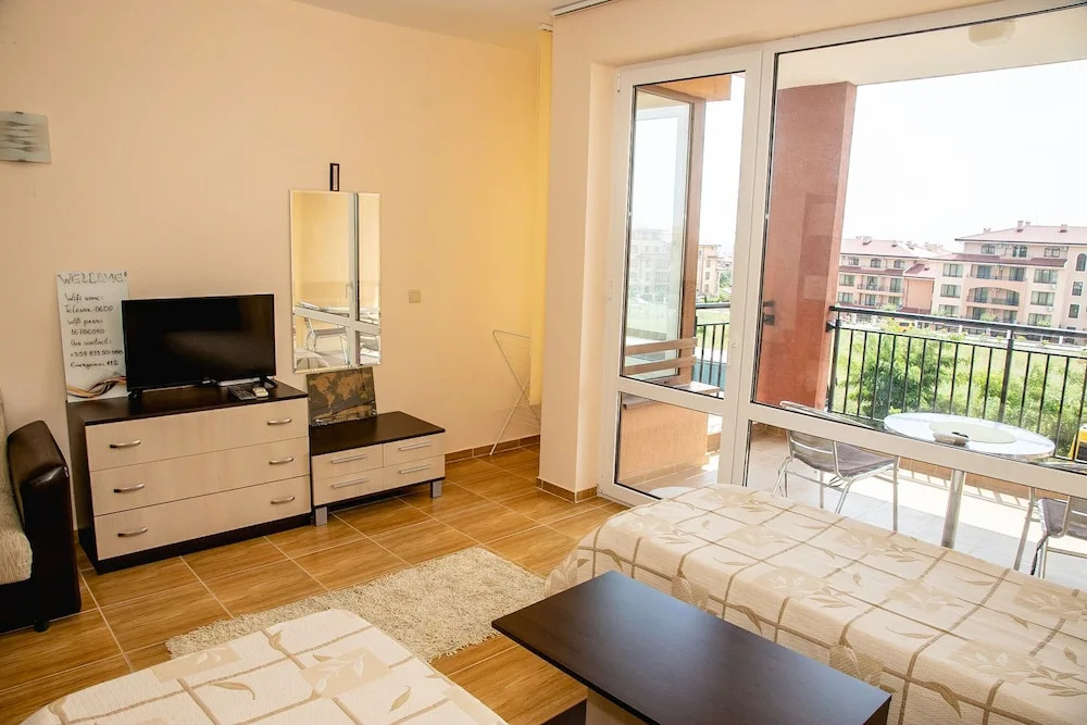 FM Deluxe Studio with Parking & Pool