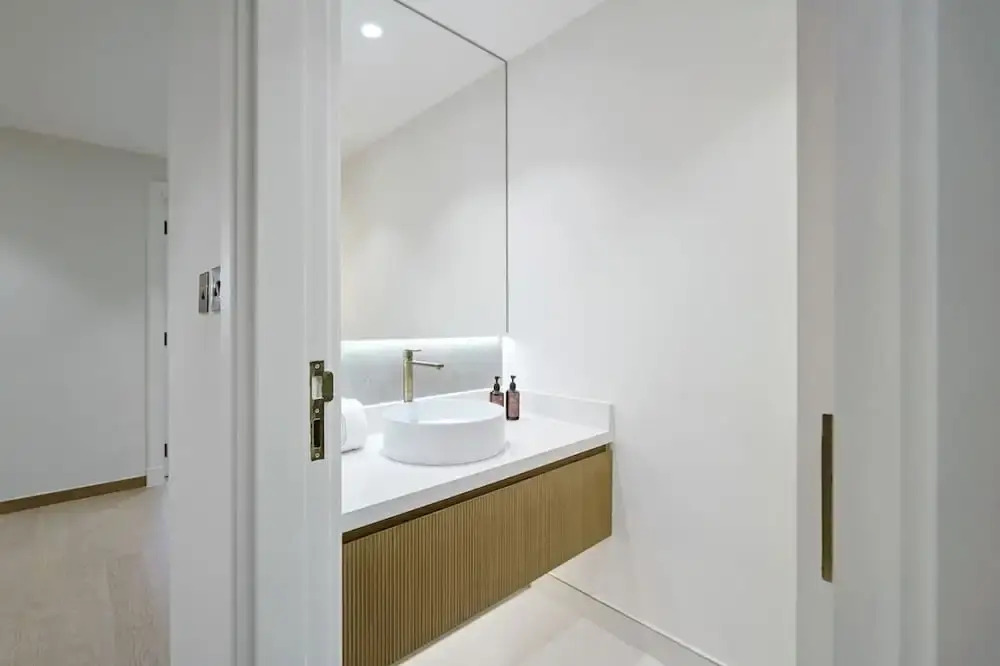 Waterfront 3BR Apt Direct Access to Nakheel Mall