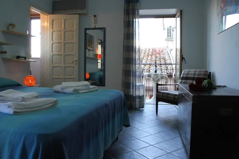 Typical Sicilian one Bedroom Apartment in the Heart of the Historic Center