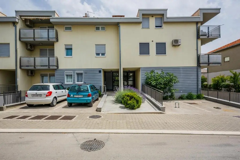 Apartments with a parking space Kastel Stari, Kastela - 18812