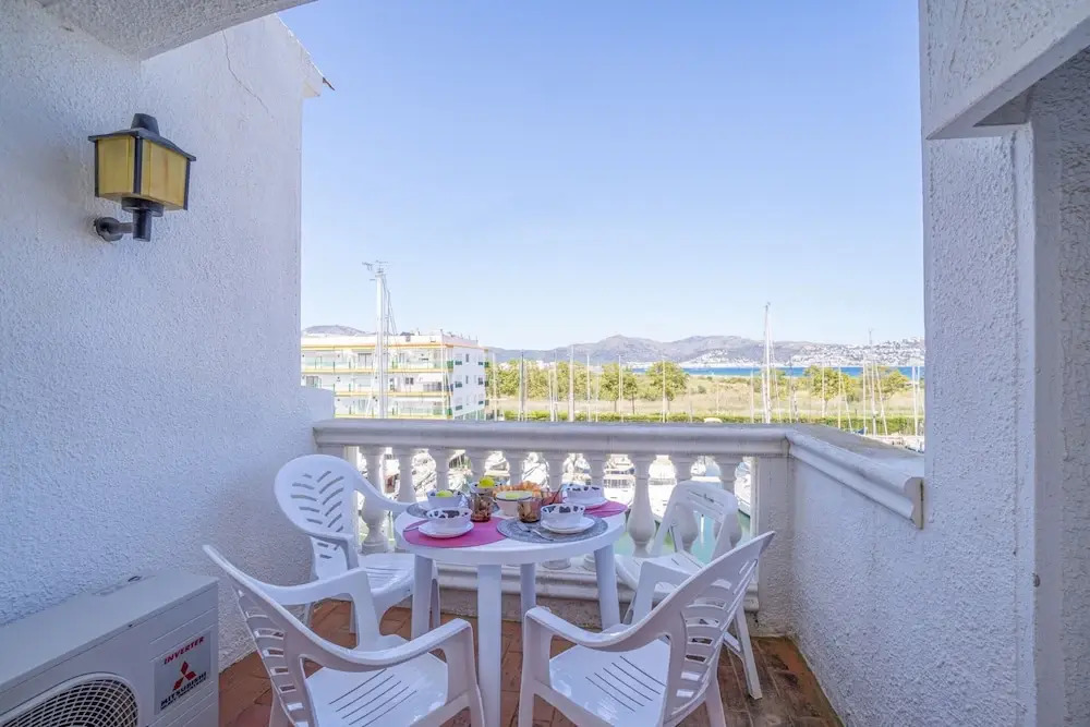 Terrace Apartment Near the Beach