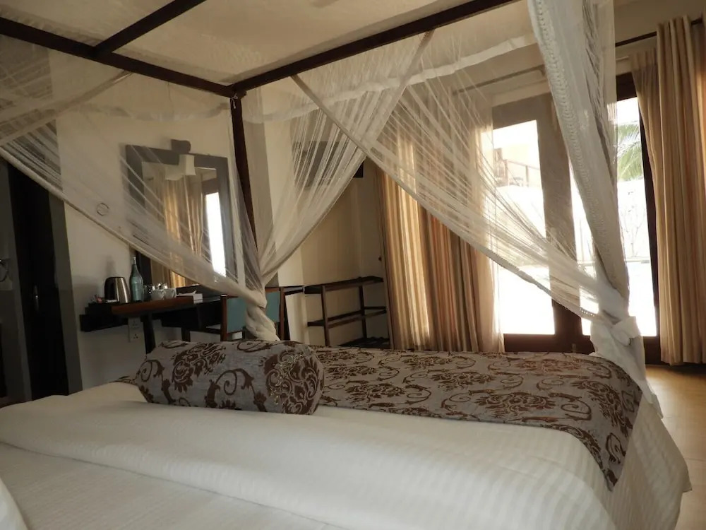 Sapphire Seas Beachfront Hotel
