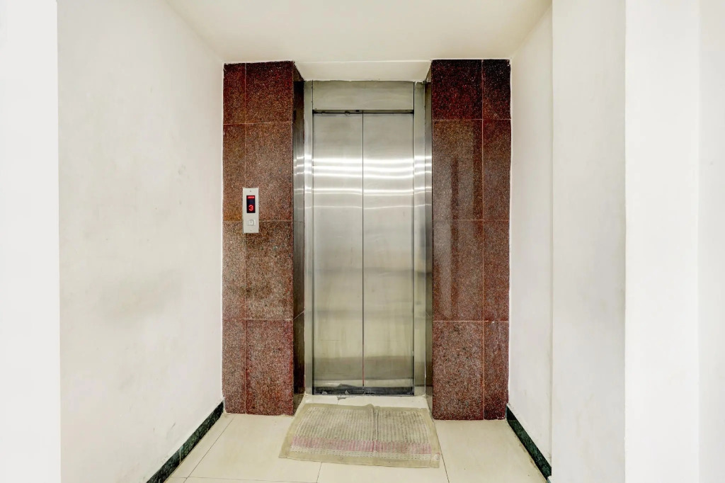 OYO 79065 Gold Residency