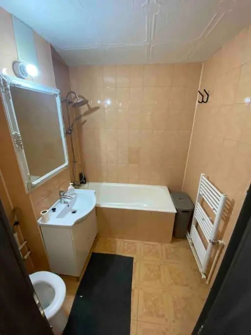 Lovely 1 bedroom cando with free parking.