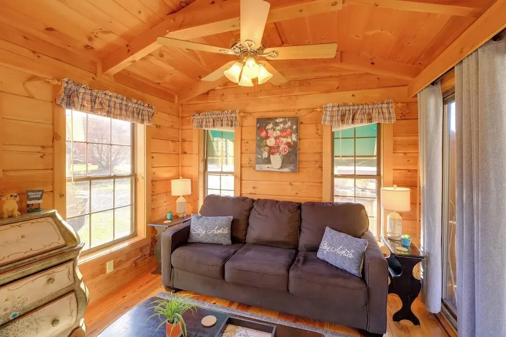 Pet-friendly Damascus Cabin w/ Deck & Mtn Views