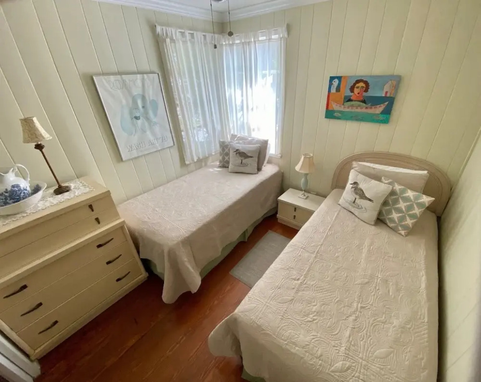 110 31st St 2 Bedroom Cottage by RedAwning