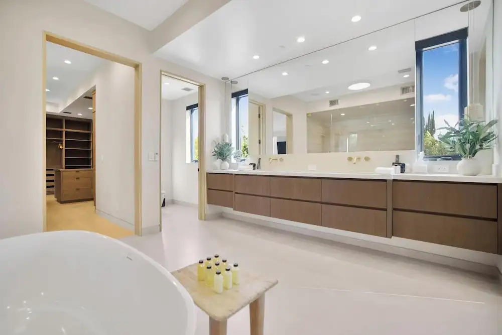 Amestoy Modern: Stunning 4BR Estate With Theater & Gym