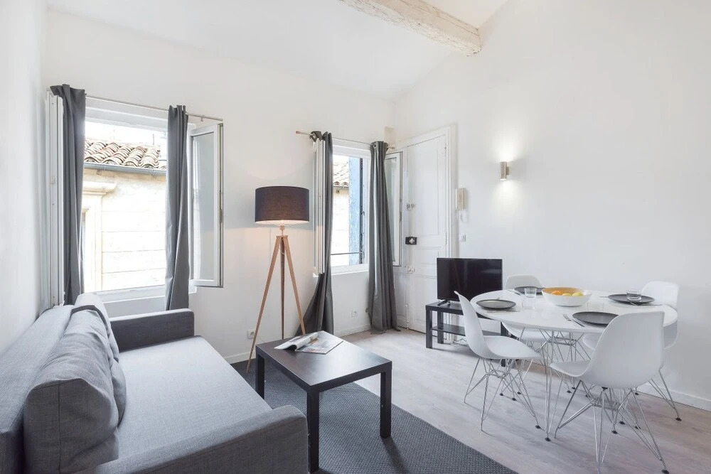 Modern 1 Bedroom Apartment "rue de le Loge"!