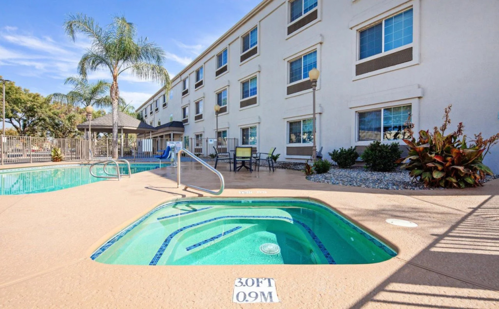 Holiday Inn Express & Suites - Tulare by IHG