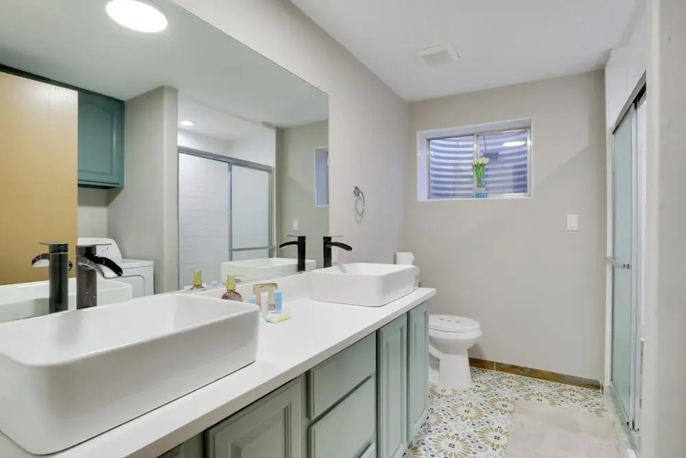 6 Mi to Barr Lake: Apt w/ Yard & Pool Access!
