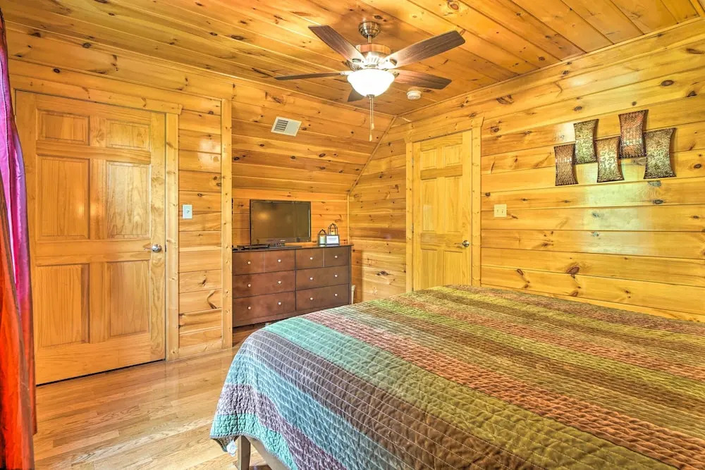 Saltwater Pool & Mtn-view Deck: Pigeon Forge Cabin