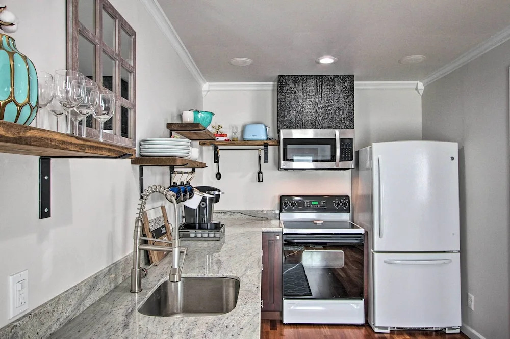 Convenient Burien Getaway: 12 Mi to Dtwn Sea!
