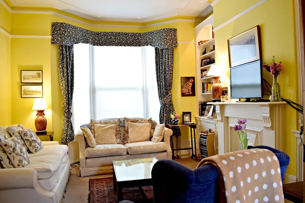 3 Bedroom Clapham Home With Patio