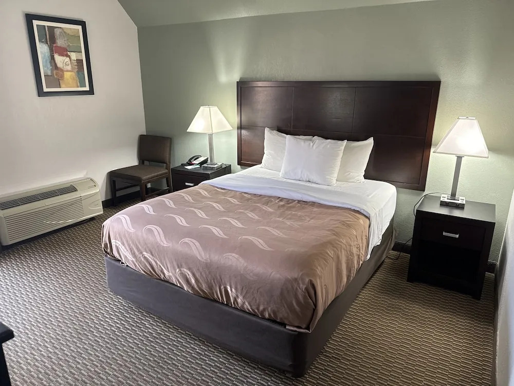 Days Inn & Suites Cincinnati