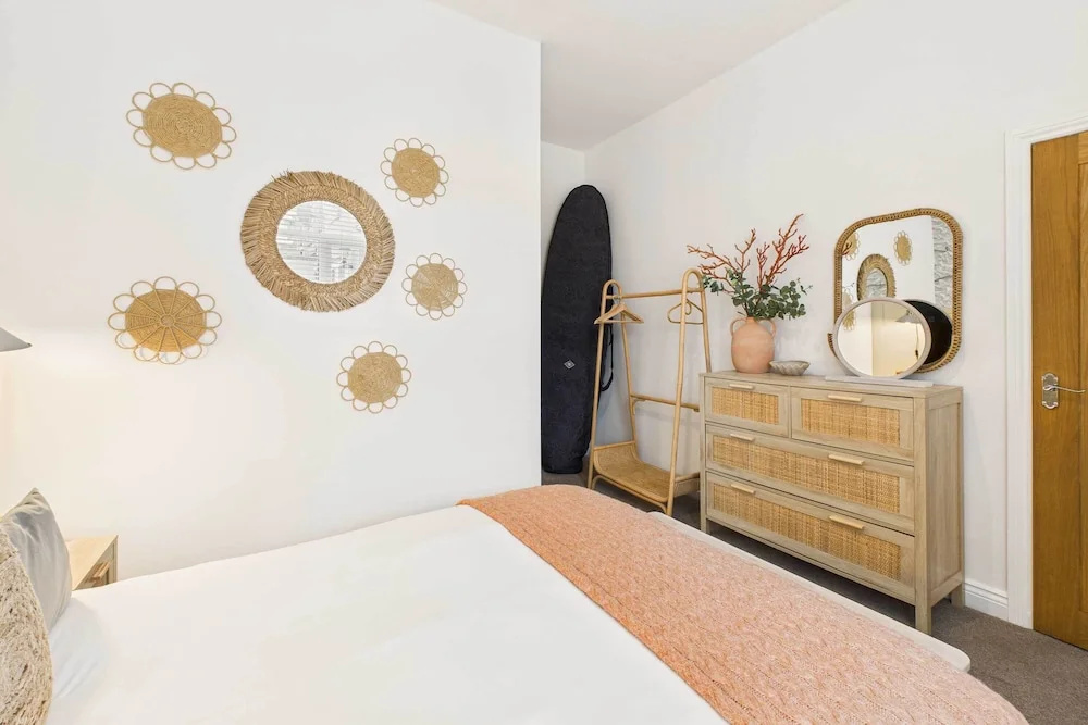 Host Stay Surf Jewel