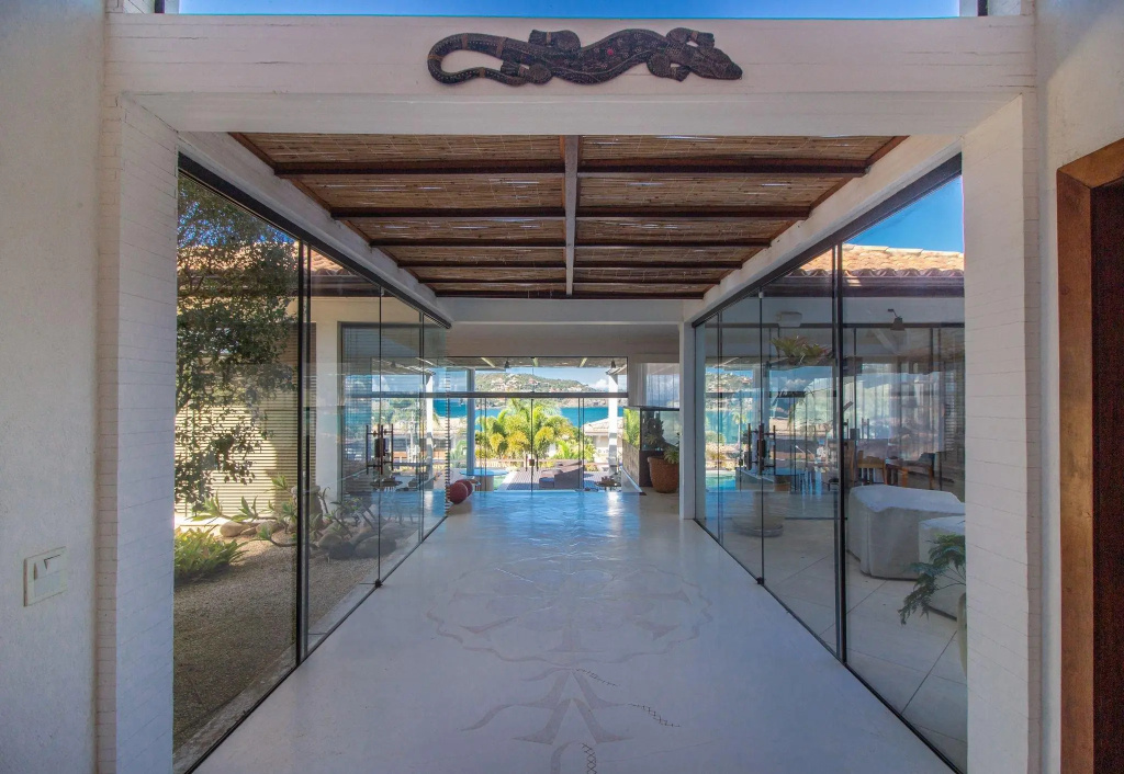 Mansão Imponente com Seis Suítes a 1min das Areias Praia da Ferradura Por Luxury Rentals