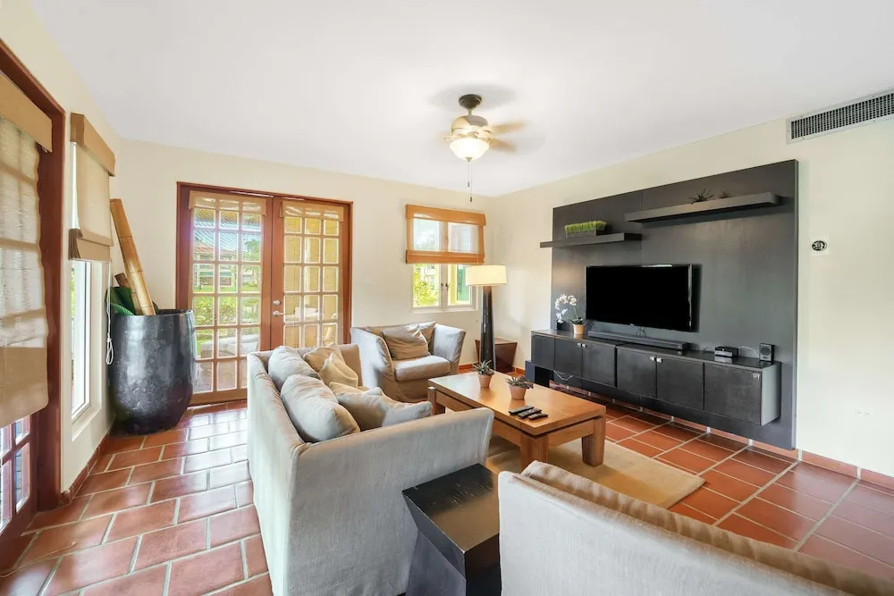 Family Villa Oleana Waterviews Oceanfront with water and generator