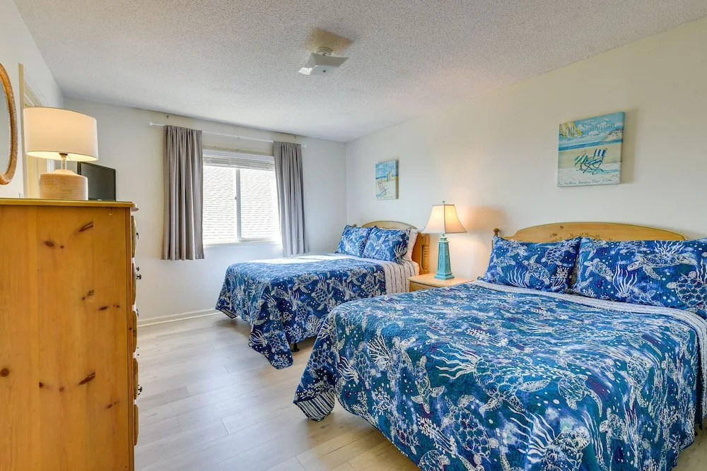 Ocean-view Condo: Walk to Windy Hill Beach!