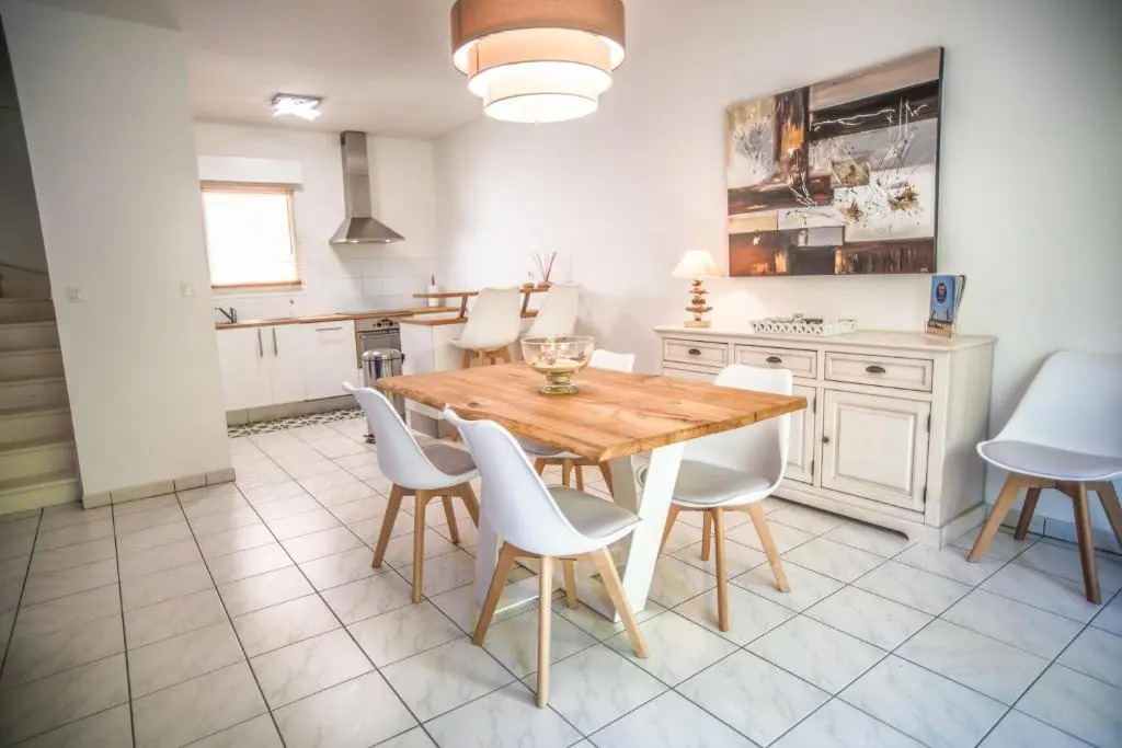 Appartement 90 m2 avec parking terrasse balcons, proche du port et plages