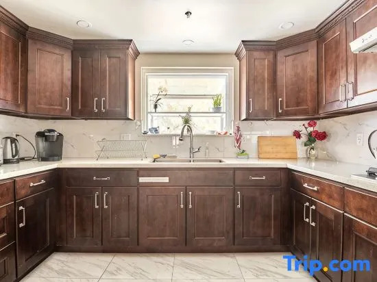 Cal King Master Suite + Sofa Bed｜Private Bath｜FreeParking
