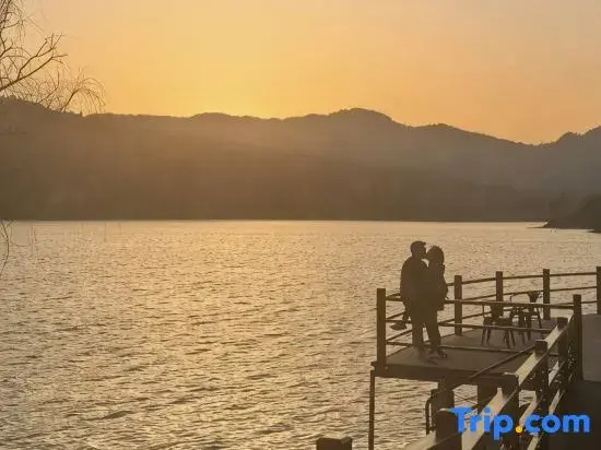 Mulan Lake View Villa: See Mountains & Gaze at Sea