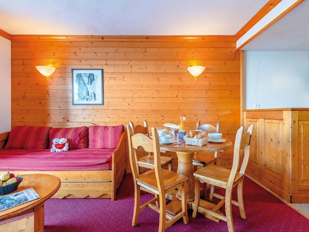Cozy Apartment Located Just 100 m. From the Slopes of Plagne