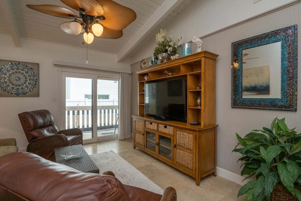 Tiki 216 - 2br Condo W/ Balcony Steps From Beach 2 Bedroom Condo