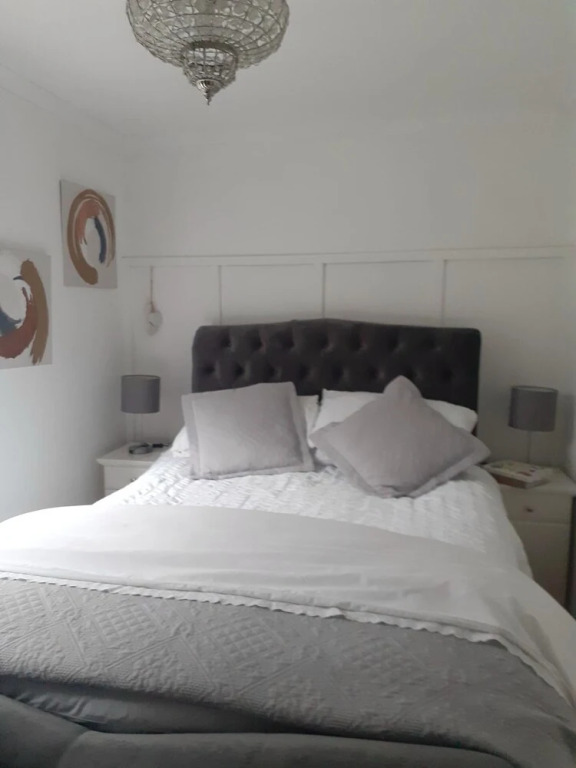 Walking Distance to Town Free Parking & Wifi
