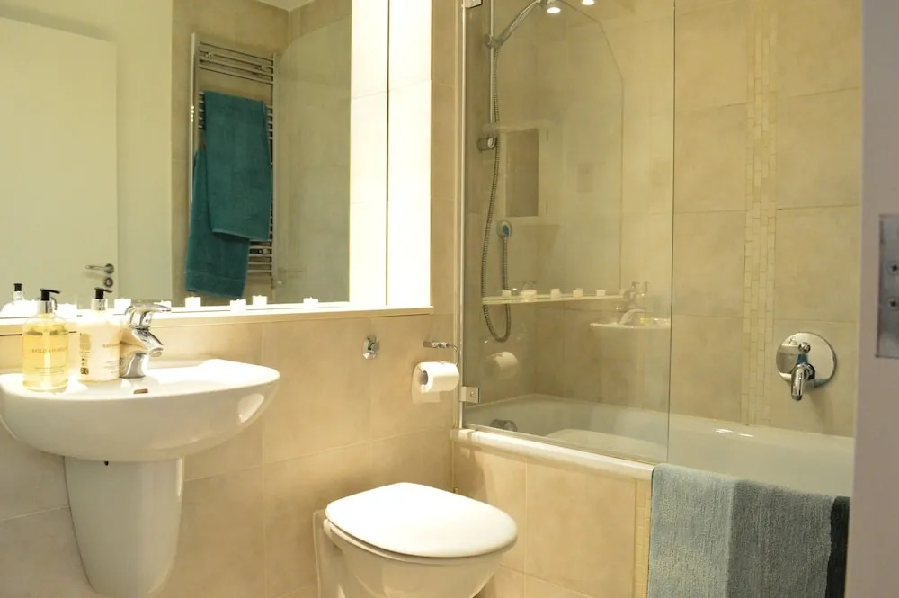 2 Bedroom Maisonette House Close to Hyde Park