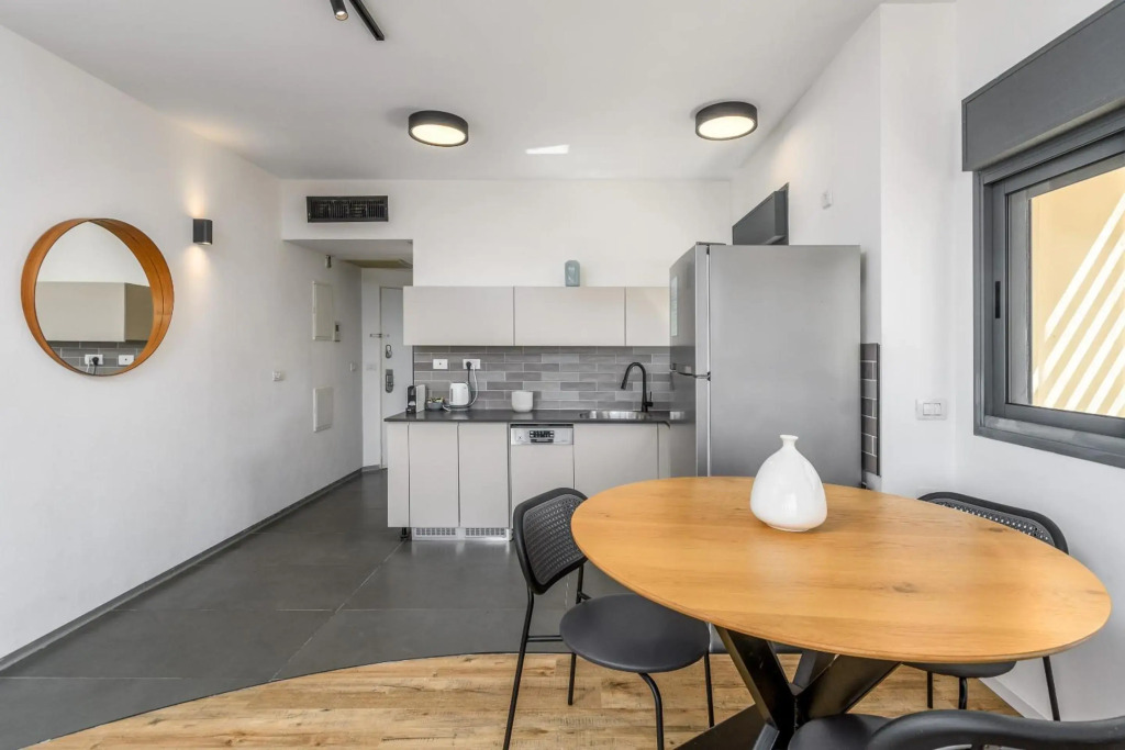 Modern & Sunny 1 BDR w balcony and parking