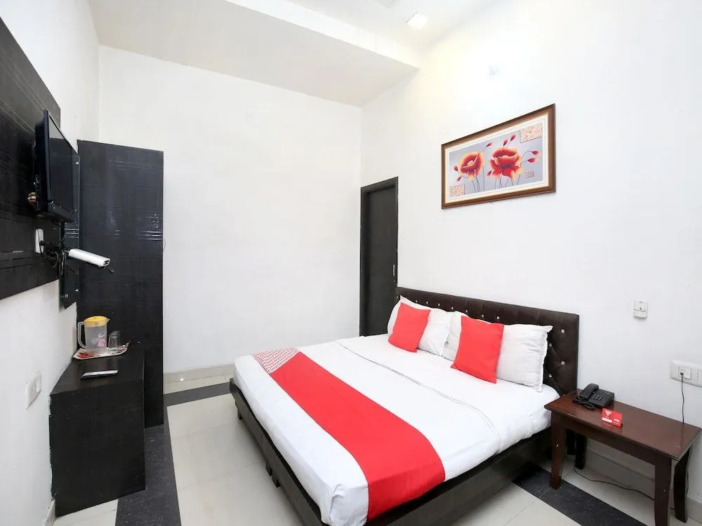 OYO 14494 Hotel Ramneek