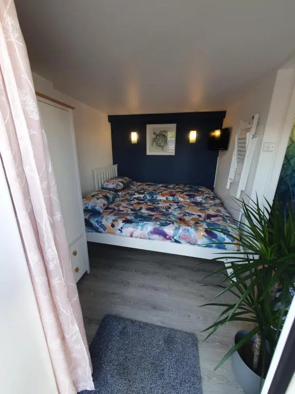 Lovely private studio room with own kitchen and bathroom. Set in the popular area of Shiphay in Torquay and only a short walk from Torbay Hospital