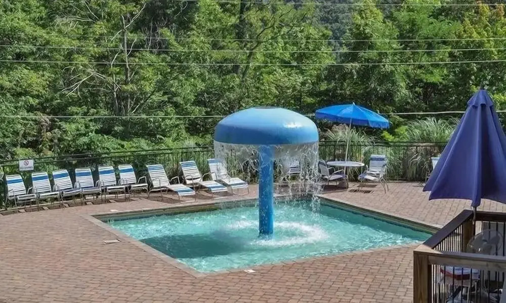 Creekside Manor Too 2 Bedroom Cabin by RedAwning